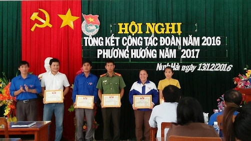 Bí thư Đoàn Minh Khai (thứ 2, phải qua) nhận khen thưởng của huyện đoàn